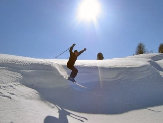  Saltar en nieve fresca 